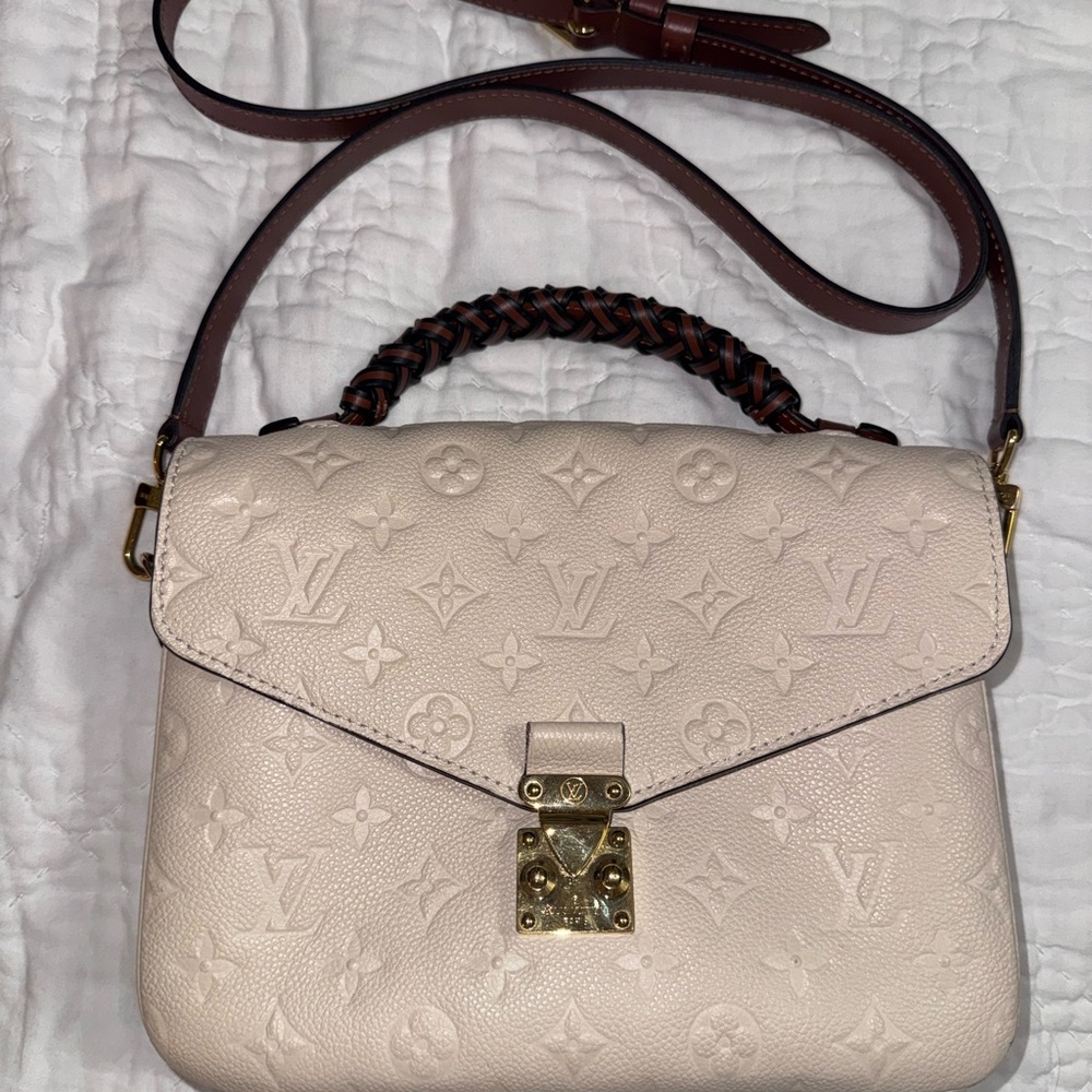 LOUIS VUITTON EMPREINTE
BRAIDED POCHETTE METIS
CREME BEIGE CARAMEL